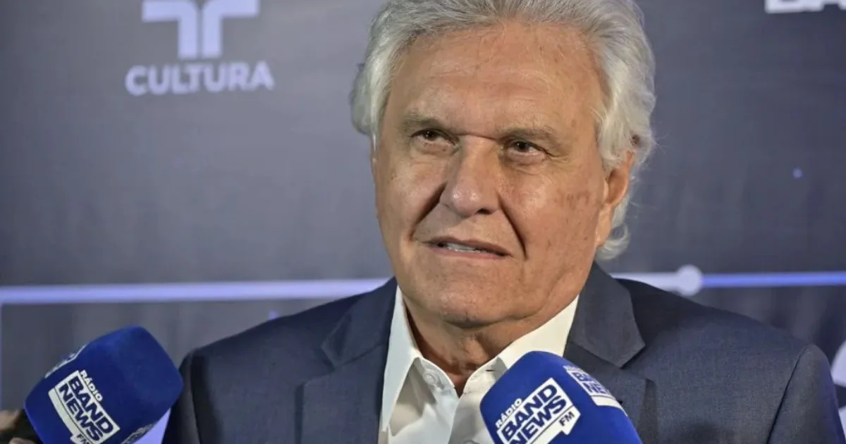 Caiado critica Lula e Flávio e os chama de “fujões” ao chegar a debate