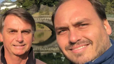 Carlos Bolsonaro reencontra o pai após um mês