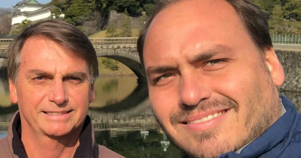 Carlos Bolsonaro reencontra o pai após um mês