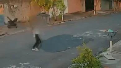 Carrinho de bebê desce rua sozinho após mãe correr atrás de pit bull