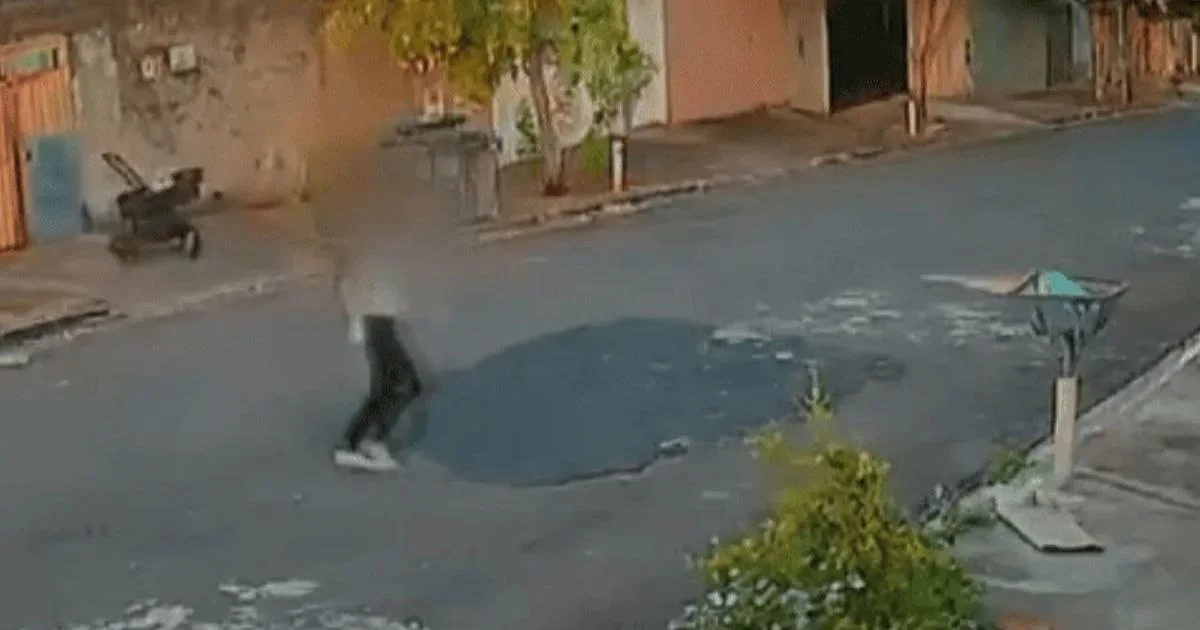 Carrinho de bebê desce rua sozinho após mãe correr atrás de pit bull