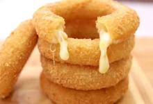 Cebola empanada e recheada com creme de queijo: receita crocante por fora e cremosa por dentro