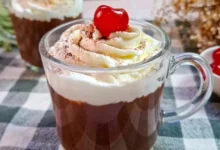 Chocolate quente com chantilly: uma receita cremosa para aquecer os dias frios