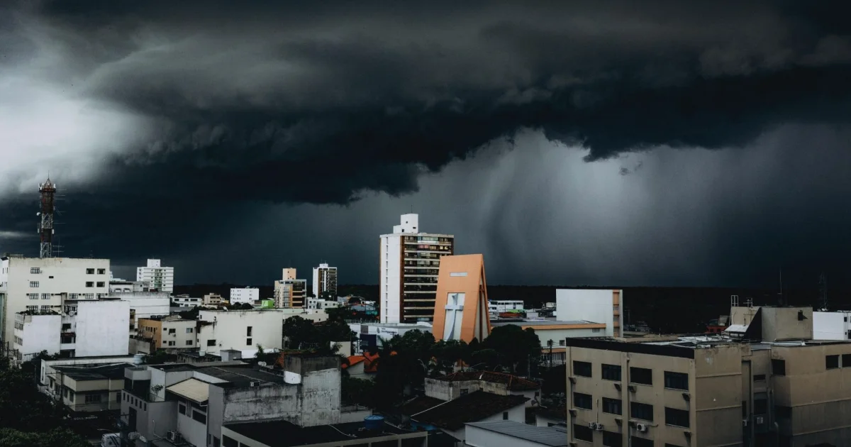 Ciclone e frente fria colocam 8 estados sob alerta do Inmet nas próximas 15 horas