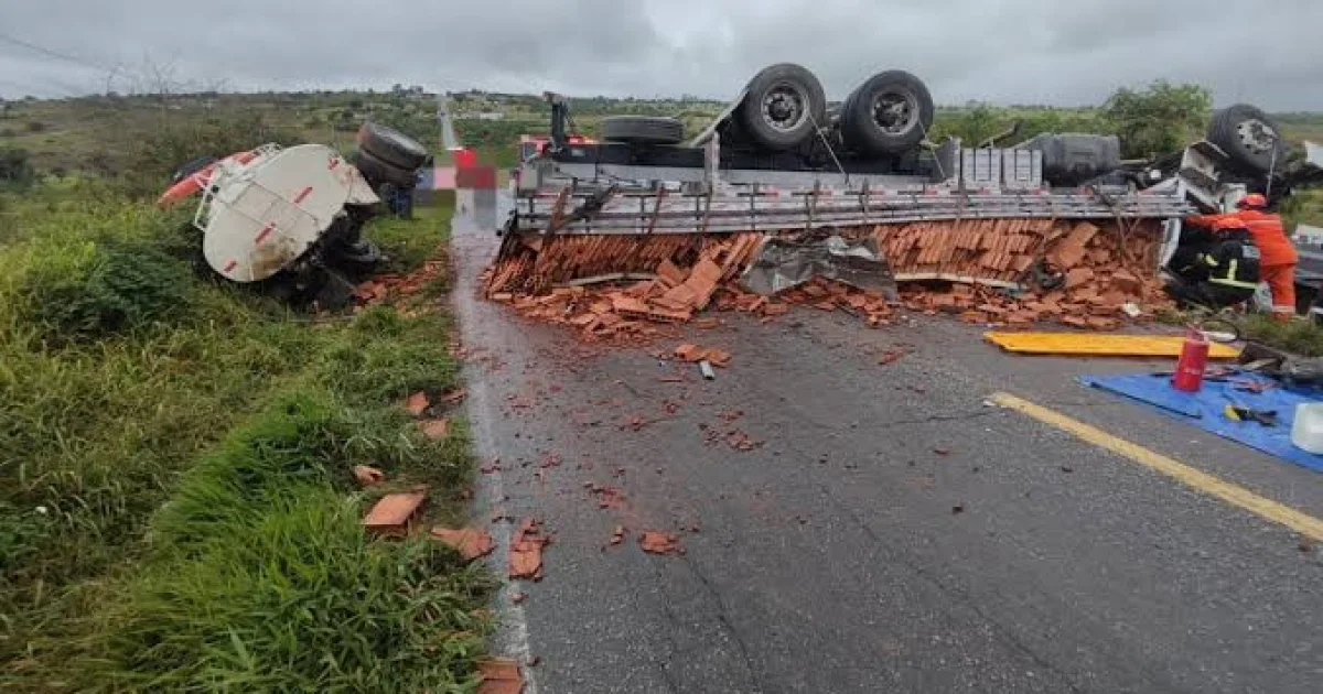 Colisão entre caminhões deixa pessoas mortas e feridas na BR-424