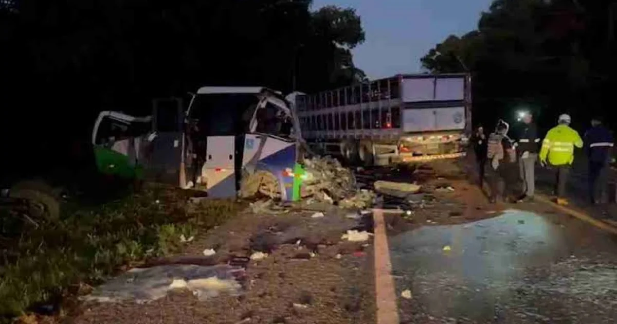 Colisão entre ônibus e carreta deixa 22 pessoas sem vida