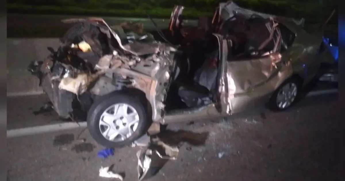Colisão frontal entre carros deixa três mortos na Dutra, no interior de SP