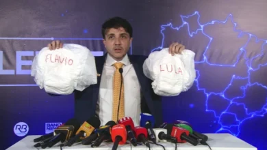 Com fraudas na mão: Renan Santos fala sobre Flávio e Lula