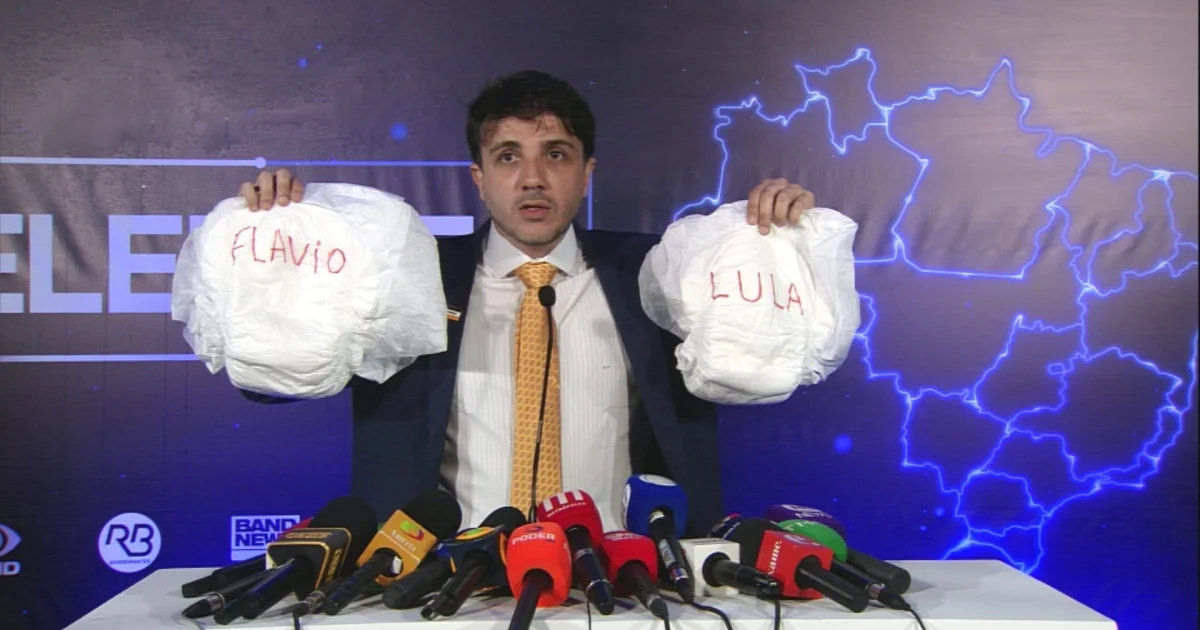 Com fraudas na mão: Renan Santos fala sobre Flávio e Lula