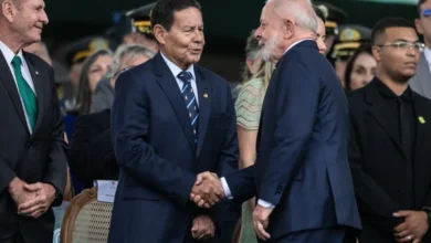 Conversa entre Lula e Mourão durante cerimônia militar revela articulação por projeto estratégico no Senado
