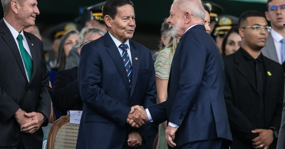 Conversa entre Lula e Mourão durante cerimônia militar revela articulação por projeto estratégico no Senado