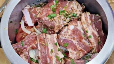 Costelinha suculenta, douradinha e cheia de sabor: essa receita simples merece um lugar especial no seu almoço de domingo