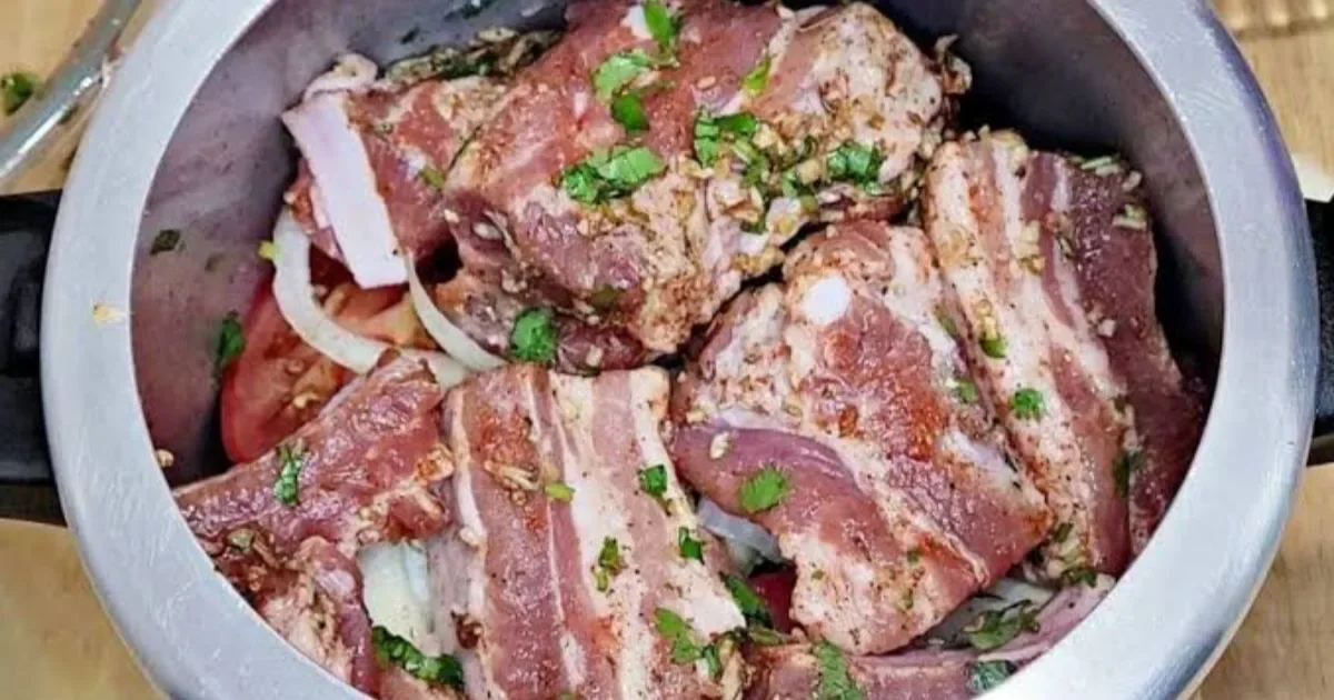 Costelinha suculenta, douradinha e cheia de sabor: essa receita simples merece um lugar especial no seu almoço de domingo