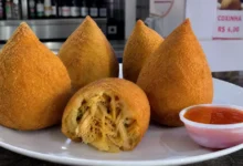 Coxinha de Frango Caseira: Massa Macia, Recheio Cremoso e Casquinha Crocante