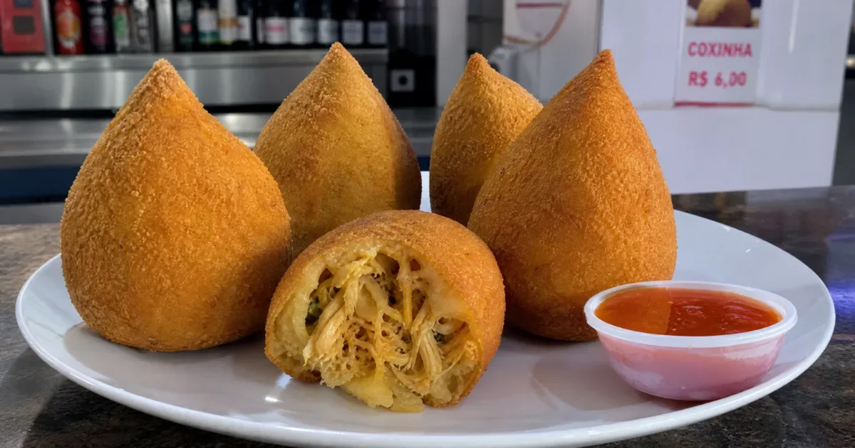 Coxinha de Frango Caseira: Massa Macia, Recheio Cremoso e Casquinha Crocante
