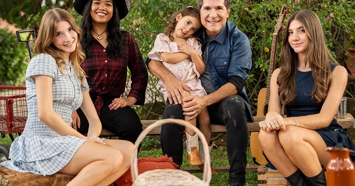 Daniel surpreende fãs no Dia dos Pais e anuncia que adotou uma quarta filha
