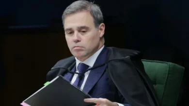 Decisão no TSE: André Mendonça manda retirar publicações do PT sobre vice de Flávio Bolsonaro