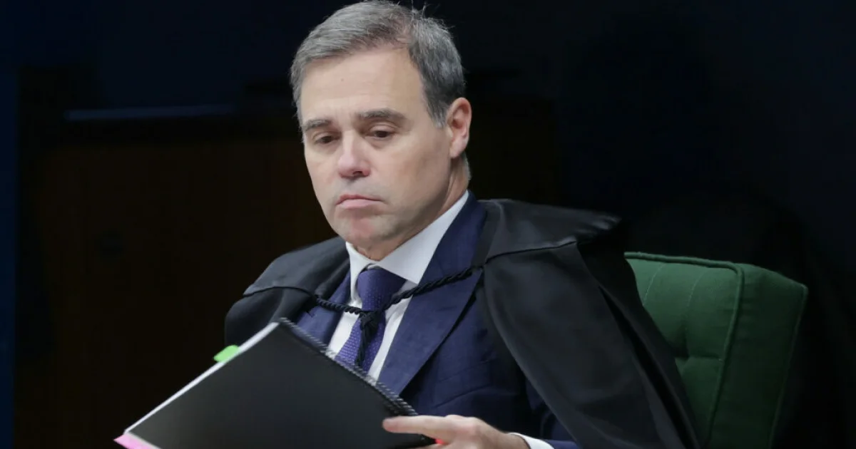 Decisão no TSE: André Mendonça manda retirar publicações do PT sobre vice de Flávio Bolsonaro