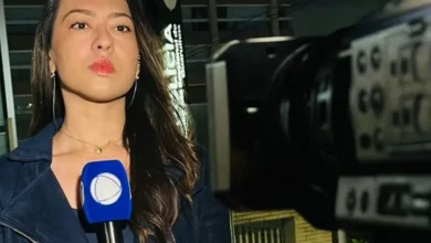 Durante transmissão ao vivo, repórter da Record cai em bueiro