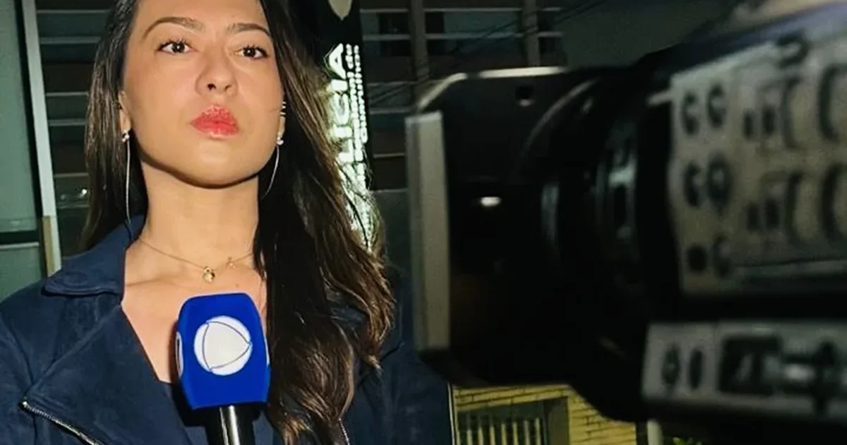 Durante transmissão ao vivo, repórter da Record cai em bueiro