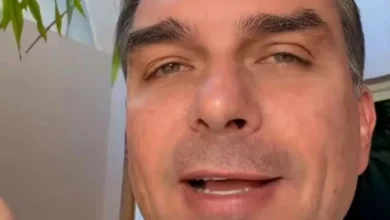 Em decisão a favor de Flávio, Mendonça dá 24h às redes sociais