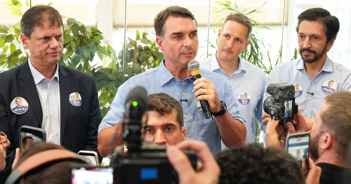 Em São Paulo, Flávio Bolsonaro diz que pretende “entrar para a história”