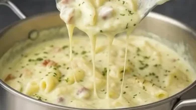 Esqueça o molho tradicional: esse macarrão com creme de batata, bacon e queijo é daqueles que desaparecem da mesa