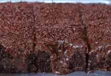 Esse bolo de chocolate é fácil, fofinho e vem com uma cobertura cremosa que faz qualquer pedaço desaparecer da mesa