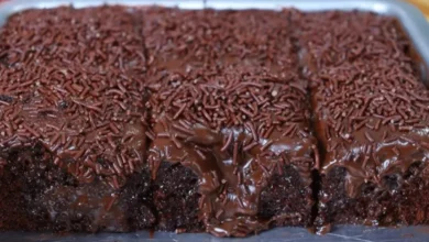 Esse bolo de chocolate é fácil, fofinho e vem com uma cobertura cremosa que faz qualquer pedaço desaparecer da mesa