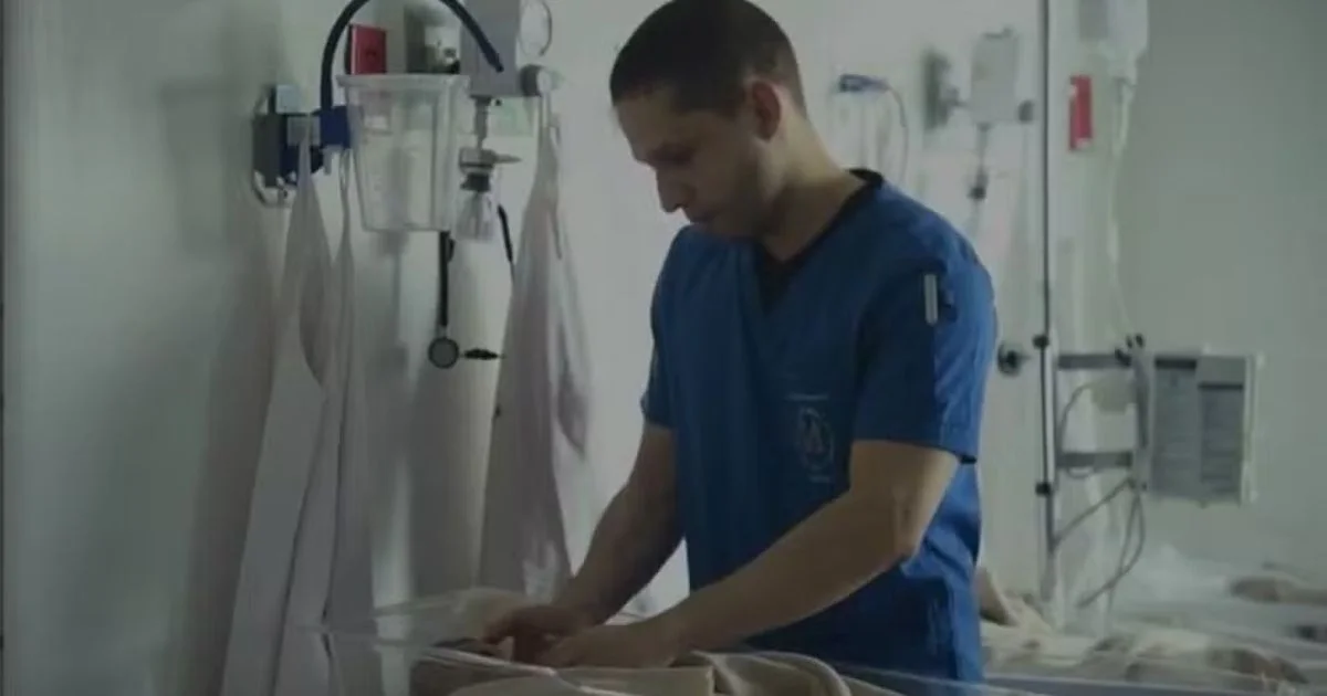Esse médico é um dos maiores heróis da atualidade que salvou recém-nascidos
