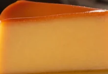 Esse pudim de leite condensado derrete na boca e a calda fica perfeita — impossível comer apenas um pedaço