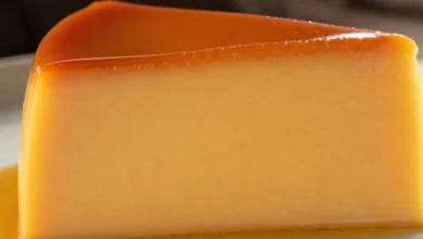 Esse pudim de leite condensado derrete na boca e a calda fica perfeita — impossível comer apenas um pedaço