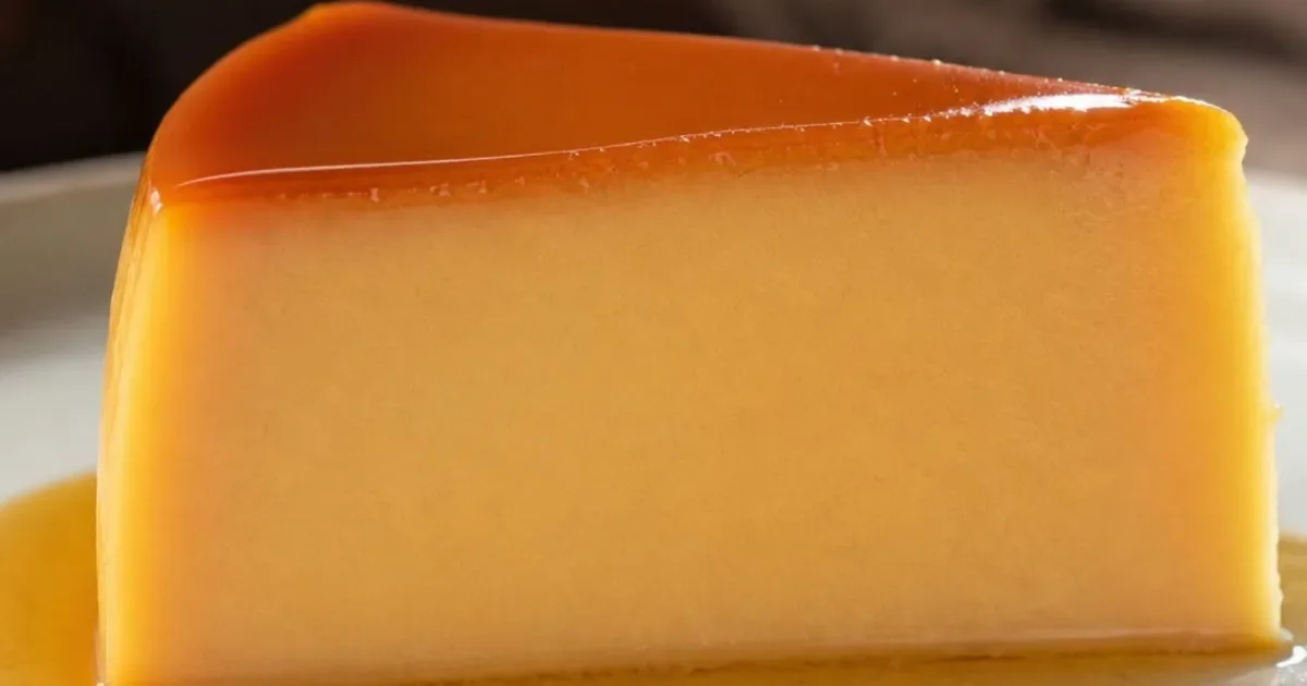 Esse pudim de leite condensado derrete na boca e a calda fica perfeita — impossível comer apenas um pedaço