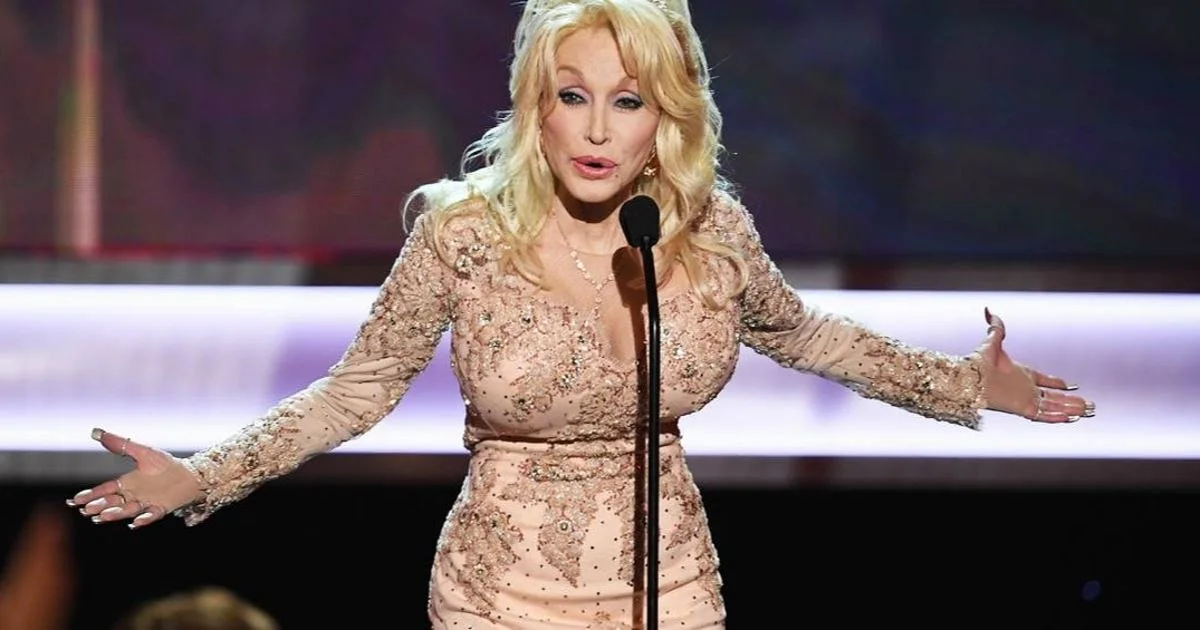 Família real britânica presta homenagem especial a Dolly Parton