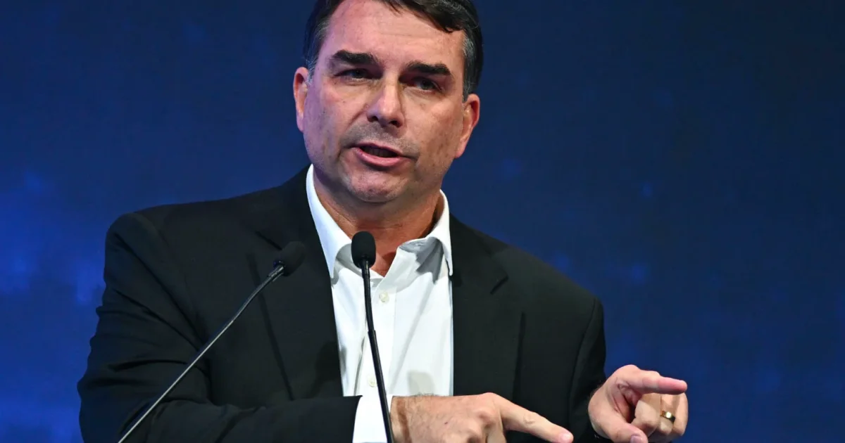 Flávio Bolsonaro afirma que olha com “nojo” para o STF