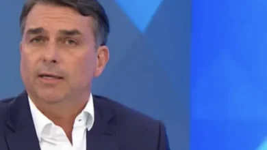 Flávio Bolsonaro chama atenção ao usar anotações na mão durante sabatina no Jornal Nacional