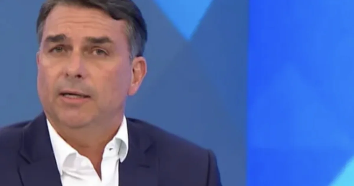Flávio Bolsonaro chama atenção ao usar anotações na mão durante sabatina no Jornal Nacional