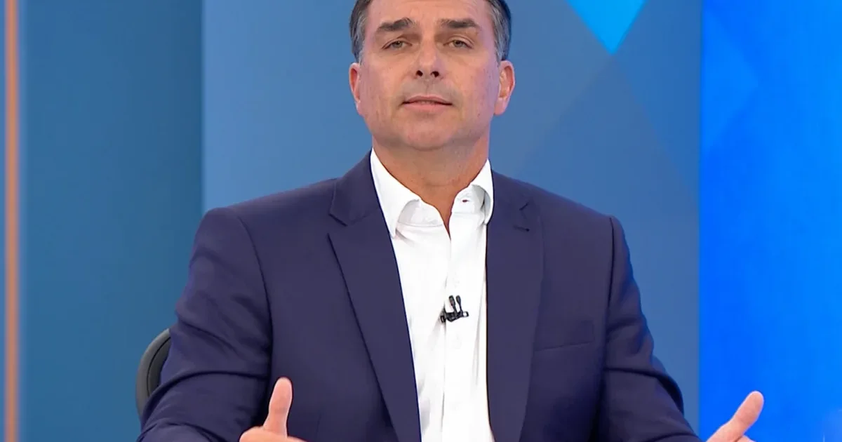 Flávio Bolsonaro destaca contraste de tratamento em sabatina e critica postura de Lula com jornalista do Jornal Nacional