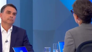 Flávio Bolsonaro é questionado sobre Vorcaro durante sabatina e explica relação envolvendo filme