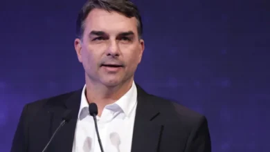 Flávio Bolsonaro enfrenta problema no TSE e não consegue registrar candidatura por alteração na filiação partidária