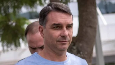 Flávio Bolsonaro faz anúncio decisivo e notícia sobre Michelle é confirmada