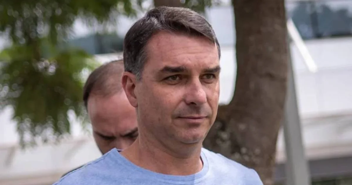 Flávio Bolsonaro faz anúncio decisivo e notícia sobre Michelle é confirmada