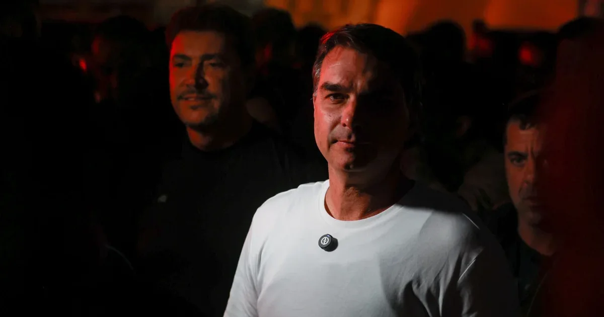 Flávio Bolsonaro faz anúncio nesta manhã após tomar decisão importante