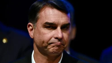 Flávio Bolsonaro inicia campanha em Copacabana com recado duro para Lula