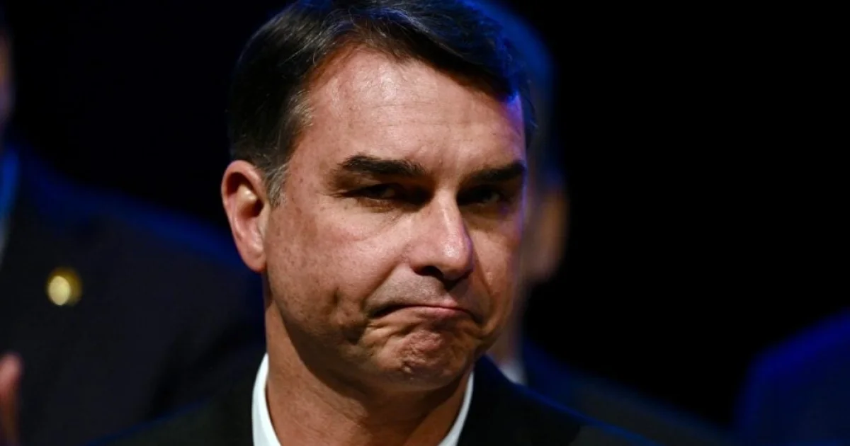 Flávio Bolsonaro inicia campanha em Copacabana com recado duro para Lula