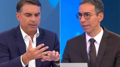 Flávio Bolsonaro menciona patrocínio de Vorcaro à Globo e César Tralli sai em defesa da emissora: ‘Essa relação…’