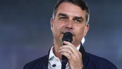Flávio Bolsonaro mira composição do STF e faz promessa durante ato de campanha em São Paulo