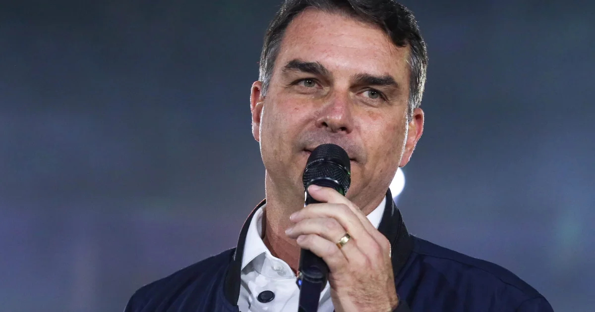 Flávio Bolsonaro mira composição do STF e faz promessa durante ato de campanha em São Paulo