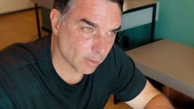 Flávio Bolsonaro se emociona e escreve carta ao pai após proibição de visita no Dia dos Pais​​​​​​​​​​​​​​​​​​​​​​​​​​​​​​​​​​​​​​​​​​​​​​​​​​