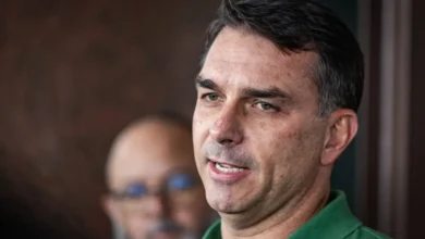 Flávio diz que Lula “implorou” por tarifaço e promete acordo “de igual para igual” com os EUA